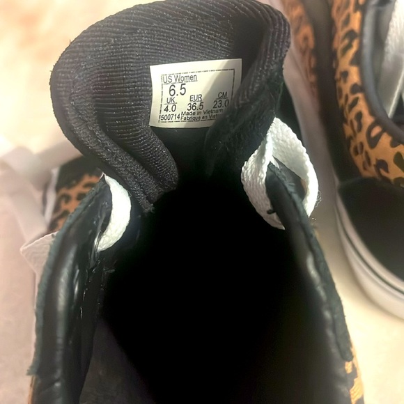I am selling women’s vans size 6.5. And they were only worn once. - Picture 6 of 6